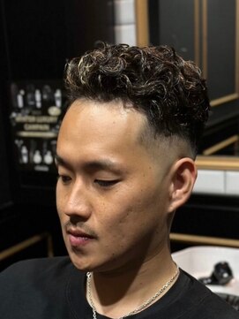 オールバックパーマ　ハイライト　ブリーチ　メンズ