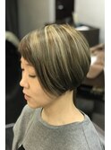 ハイライトが効いたショートボブ