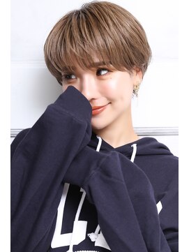 クラッチ ユニ(CLUTCH uni) 大人可愛い小顔美髪前下がりショートボブ丸みショートA4