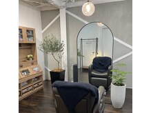 アジト 北千住店(Ajito Hair&Eyelash)の雰囲気（高級ソファがフルフラットシャンプー台になります◆マンツーマン）