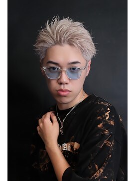 スキル(SKILL) ホワイトカラーのかき上げスタイル