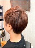 オレンジブラウンで魅せる、爽やかツーブロックショート