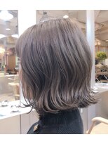 プラグ(Plug) アッシュグレージュ似合わせカット外ハネケアブリーチあり30代