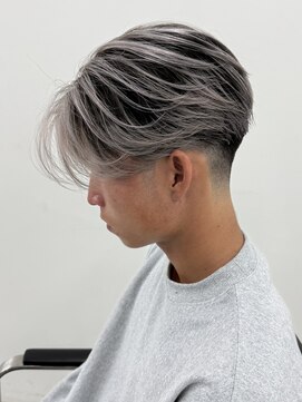 バレイヤージュ　デザインカラー　ホワイトカラーセンターパート