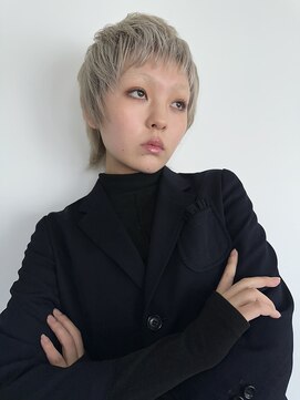 ヌウ(nuu) 〈生平〉ホワイトブロンド/ブリーチ/ダブルカラーベリーショート