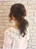 ベージュカラーのポニーテールアレンジ