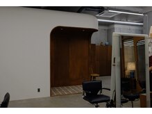 高い天井にカウンターのような受付、おしゃれで開放感のある店内