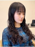 前髪ぱつっと × ゆるめウェーブ × 透け感ロング