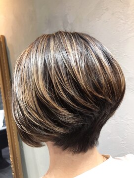 ヘアーシグネチャー(Hair Signature) 20代/30代/小顔/大人前下がりショート前髪なしグレーベージュ