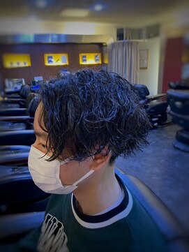 グッドマン バーバーショップ リョクチ(goodman barbar shop RYOKUCHI) 波巻きパーマ前下がりセンターパート