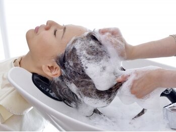 アルフラン(al franc)の写真/生活習慣や頭皮、髪のお悩みを丁寧にヒアリング◇オーダーメイドのヘッドスパで癒されながら美髪timeー*゜