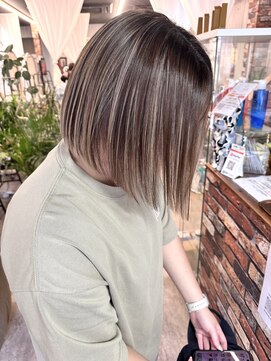 ルーナヘアー(LUNA hair) ハイライト ブリーチ ペールベージュ ボブ レイヤー 前髪あり