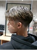 MEN'S/センターパート×ハイライト×テーパーフェード/短髪