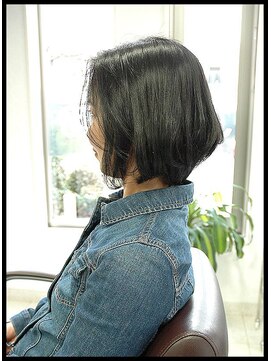 メタ(META) 黒髪に近い青味で創るレングスに近いグラデーションボブ