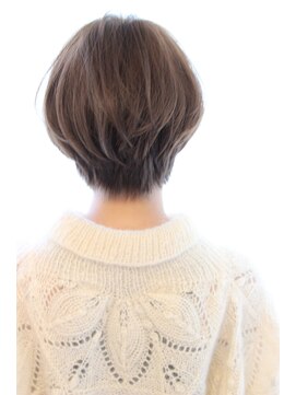 レウナ 外苑前(Reuna) 30代40代に人気シルエットが綺麗に見えるショートボブ