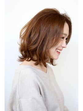 チェルモ(CHELUMO) くびれが美しいアンニュイミディアム