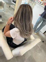 ホワイト(WHITE) [白髪ぼかしをお洒落に]レイヤーにバレイヤージュを添えて♪