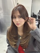 ロムーク 表参道(LOMKH)&nbsp;小顔ロングレイヤーカット顔周り冬グレージュカラー透明感カラー