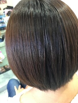プラウド トップにボリュームを出したストレートボブ