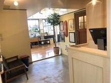 サンサンサン(Sun Sun Sun)の雰囲気(楽しい小物達がお出迎えしてくれるエントランス)