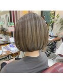 大人可愛い 20代30代40代 脱白髪染めハイライト ショートボブ