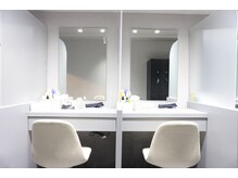 サードカラー 千歳烏山(3rd COLOR)の雰囲気（ブロースペースは半個室風でスタイリング剤も充実◎）