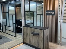 ヘアマーケット プラス 十条(hair market plus)の雰囲気（明るく広々とした空間です。[理容室/十条/東十条/眉カット]）