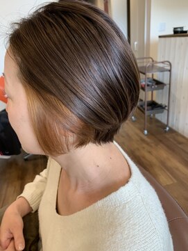 モアナ(MOANA) ナチュラルイヤリングカラー×前下がりショート