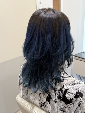 トッカ ヘアアンドトリートメント 難波店 寒色系グラデーション×ウルフカットの個性ヘア