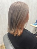 ミディアムヘアー×寒色ベージュ&オレンジカラー