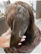 髪質改善トリートメントを均一に塗布