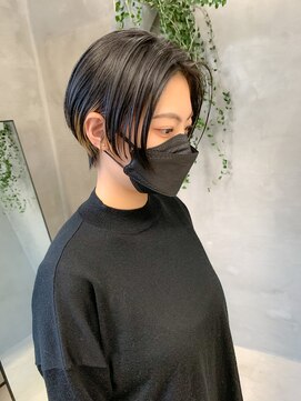 テトヘアー(teto hair) ハンサムショート、センターパート、インナーカラー
