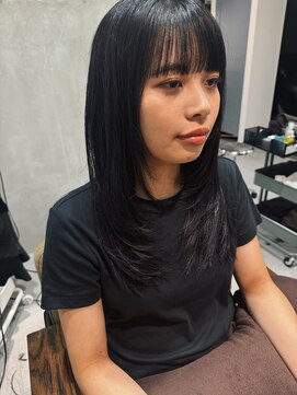 キュエム(Cuem) 【Cuem 菅原】黒髪ハイレイヤーぱつっとワイドバング