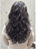 ロング強めスパイラルパーマ暗めカラーウェーブヘアハードパーマ