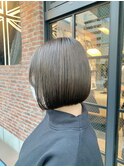 ショートパーマ薄めバング暖色カラーくすみカラー横顔美人