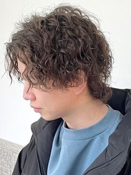 ブラウンカラー スパイラルパーマ マッシュウルフ ミディアム