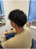 無造作に決まるメンズパーマ