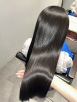 エスト(est)&nbsp;超美髪！20代暗髪ストレートロング【新宿3丁目髪質改善】