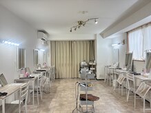 シピ(chipie)の雰囲気(店内は、ベージュを基調とした可愛らしい雰囲気となっています!)
