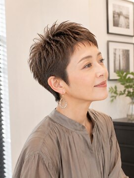 バグズ(Baguz) 大人美人くびれハンサムショート小顔レイヤー30代40代