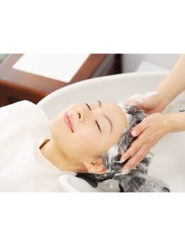 エイジングケアは健康な地肌から◎抗酸化水にたっぷりのアミノ酸などを閉じこめた＜MINS＞で頭皮に保湿を◇