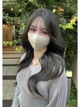 顔周りにレイヤーを加えるとレングスを変えなくても劇的にイメージを変えるのが韓国ヘアの魅力[韓国/大名]