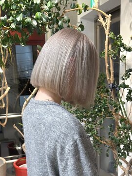 ヲタク(wotaku.) ホワイトシルバーハイトーントリプルカラーケアブリーチミニボブ