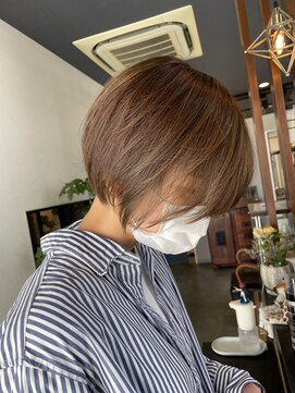 ワ ヘアー(wa-hair) 斜めバンク×ステップボーンカット×グレージュカラー×朝楽