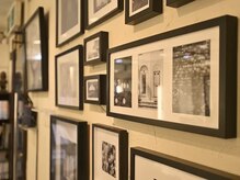 美容室ベーセ ベーゼ 和光本店(B C B G)の雰囲気（店名の由来のフランスをモチーフにしたアート作品を飾っています）