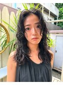 レイヤーとデジタルパーマで叶える癖毛風ウェーブヘア