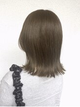 ヴァロ(Valo)&nbsp;オリーブブラウンのナチュラルくびれミディアムヘア
