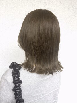 ヴァロ(Valo) オリーブブラウンのナチュラルくびれミディアムヘア