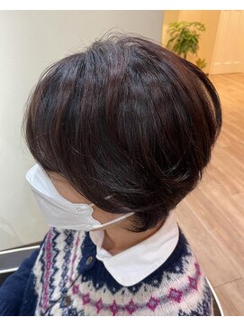 ラテ 上尾(Latte) 適度な重みを残しつつトップはふんわり。大人女性のショート。