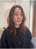 チェリーブラウンやわらかカールのミディレイヤー